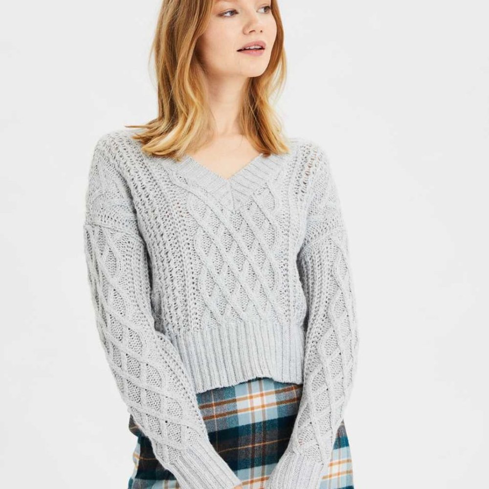 AE V-Neck Cropped Cable Knit Sweater (size S)